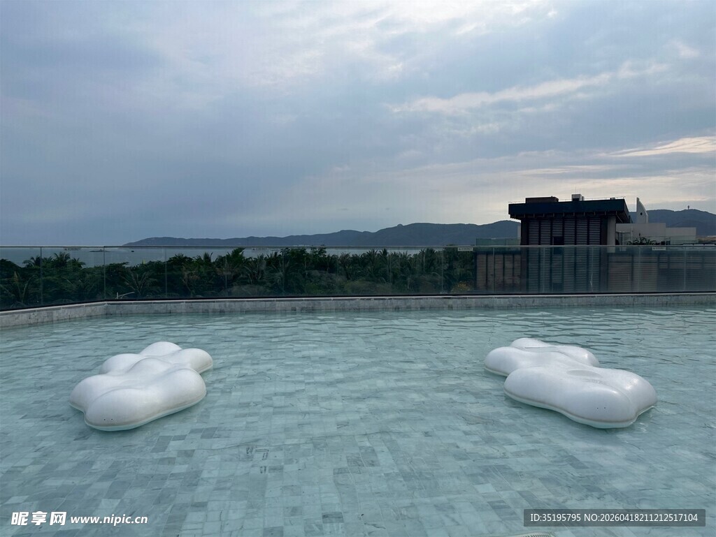 水上漂浮物与远处建筑景观