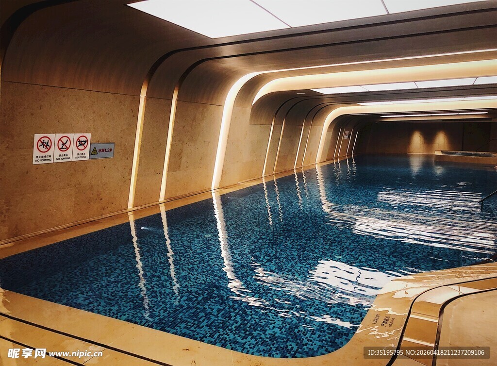 豪华室内泳池场景展示