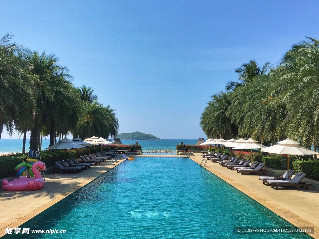 热带风情泳池畔度假美景