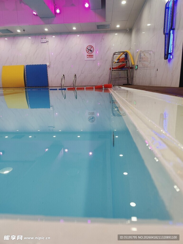 室内儿童游泳池场景