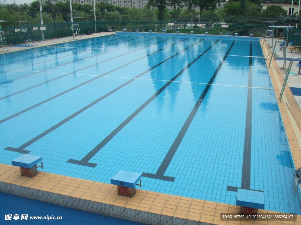 空旷的标准游泳池场景