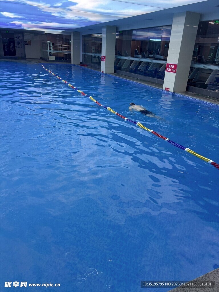 室内蓝色泳池景象