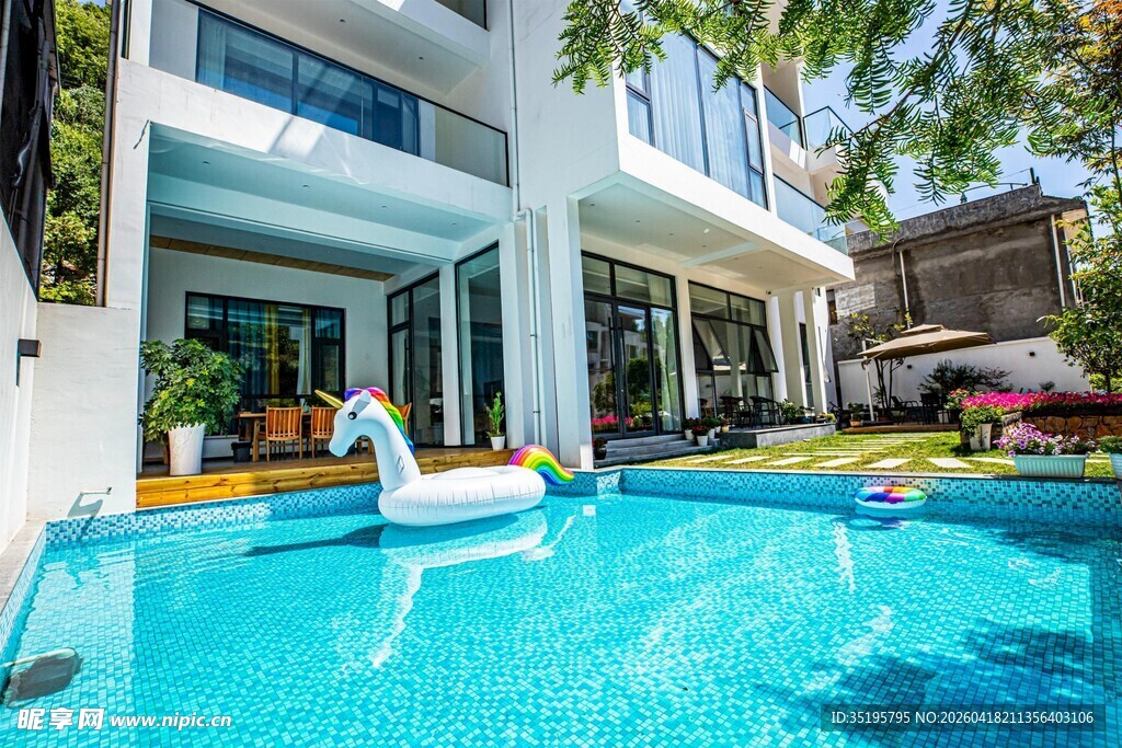 现代别墅泳池景致