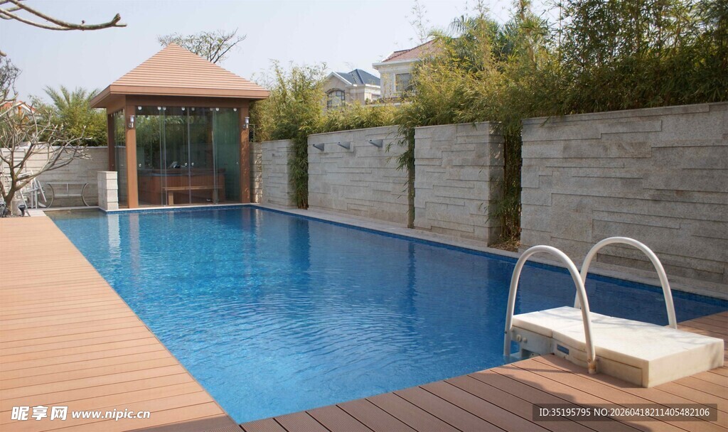 户外精致泳池休闲场景