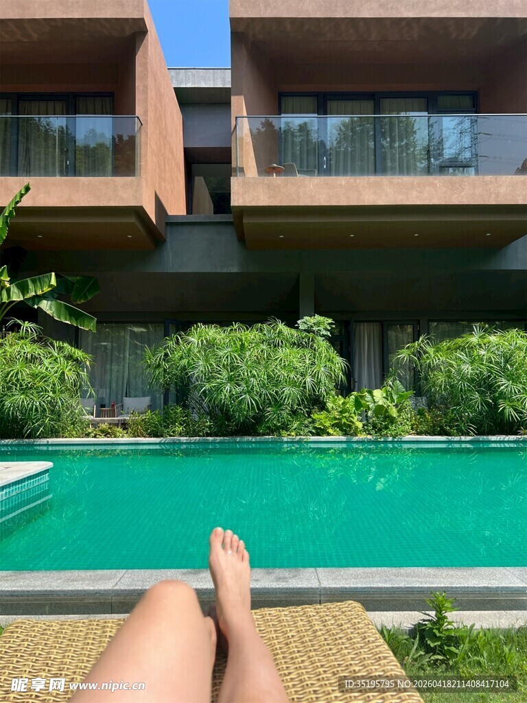 惬意泳池边的悠闲时光