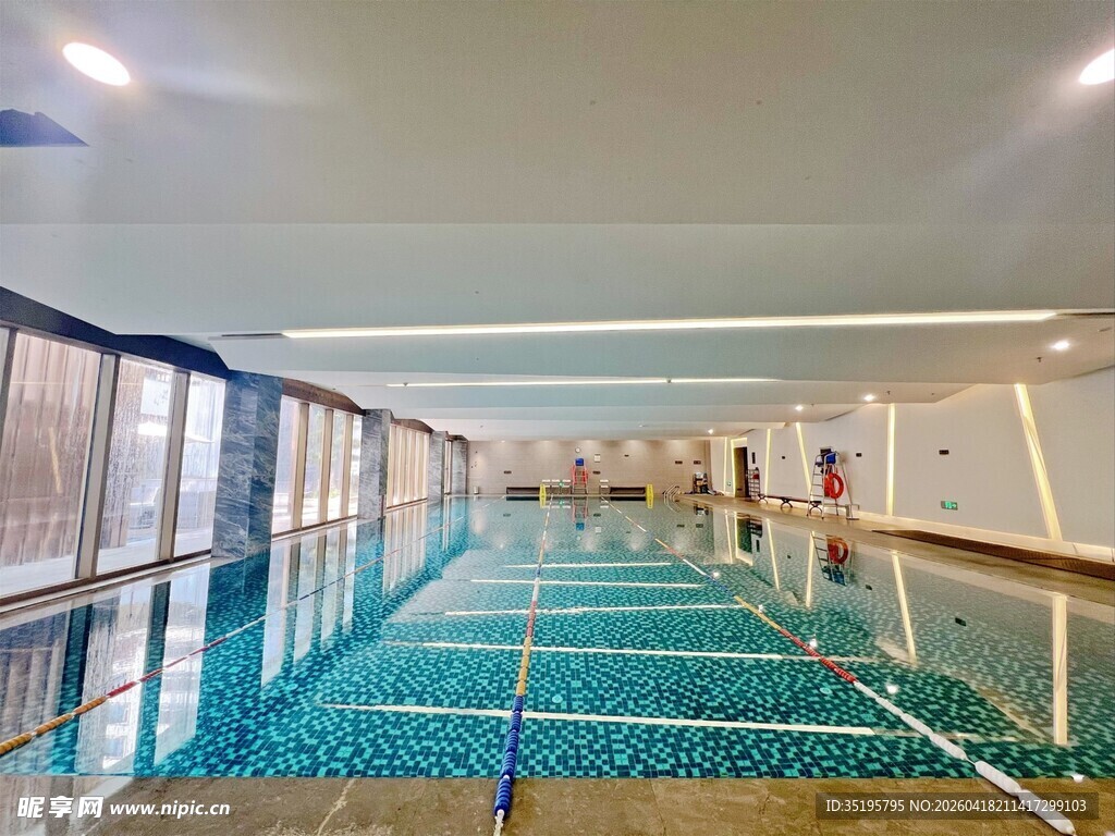 室内现代化标准游泳池