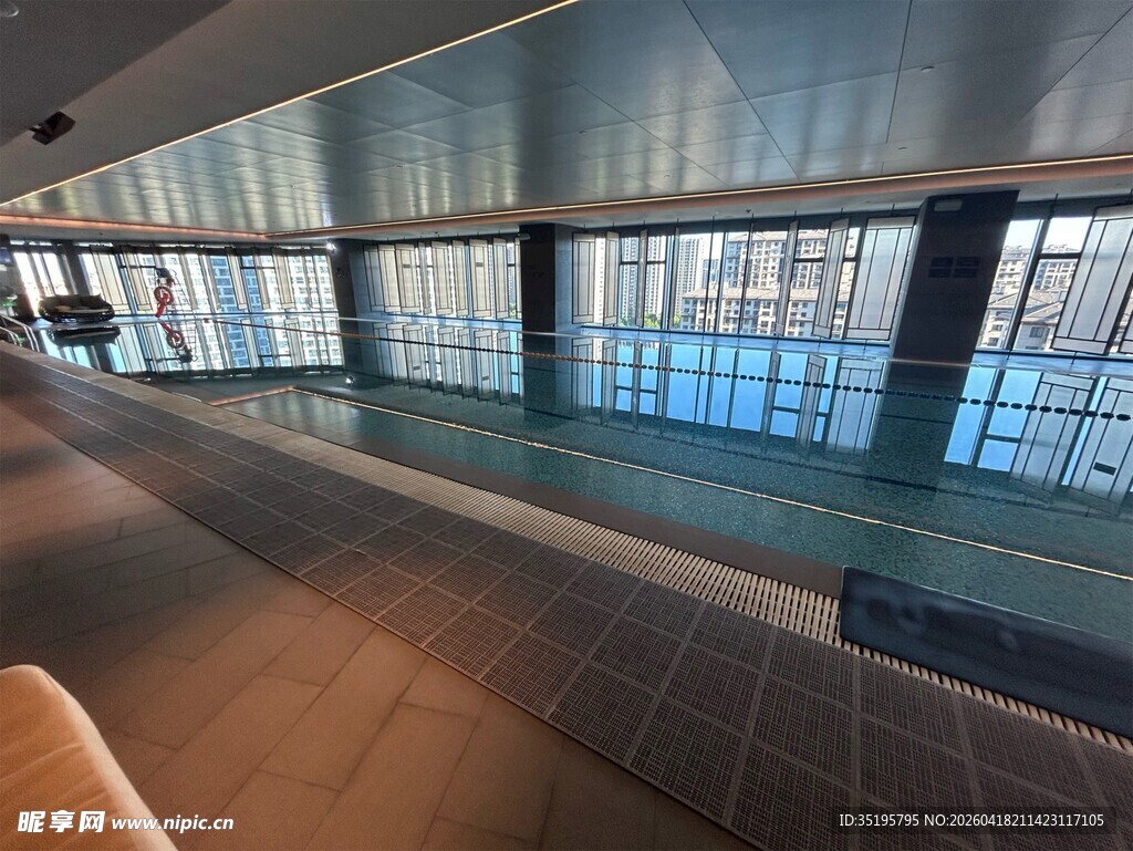 室内宽敞明亮的泳池空间
