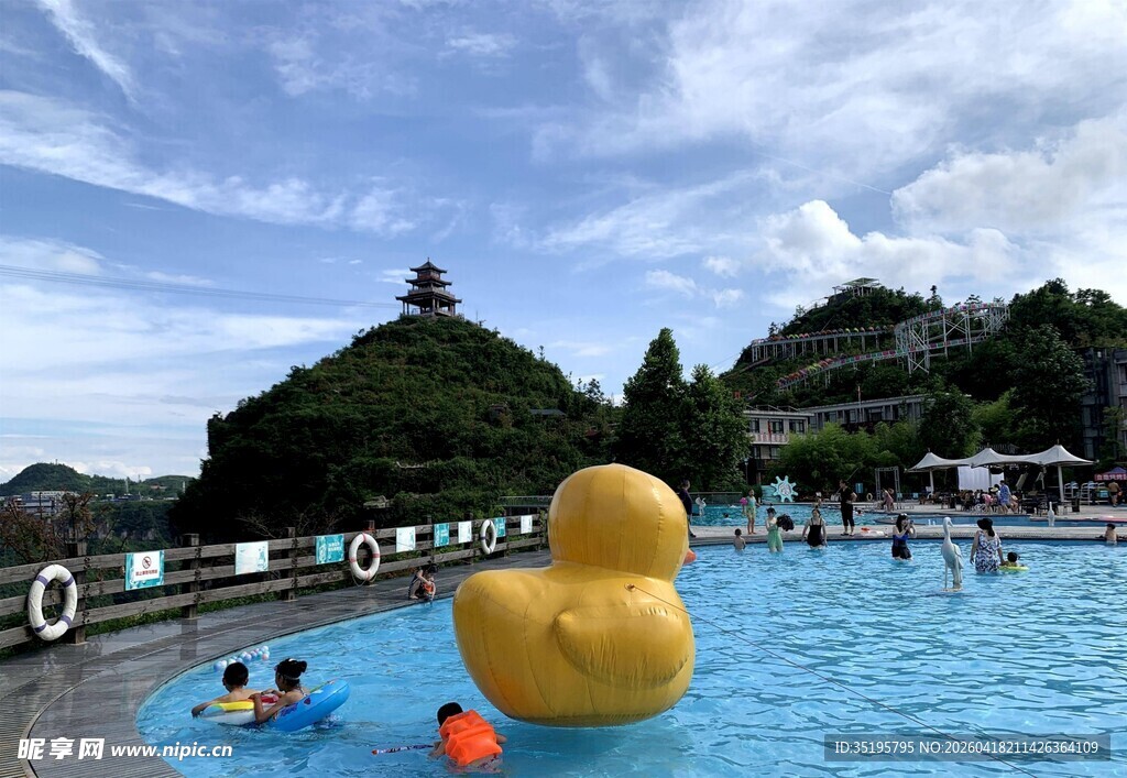 泳池中的黄色充气大鸭子