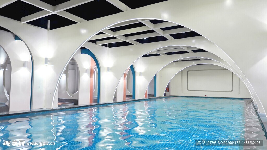 室内拱形设计的优雅泳池
