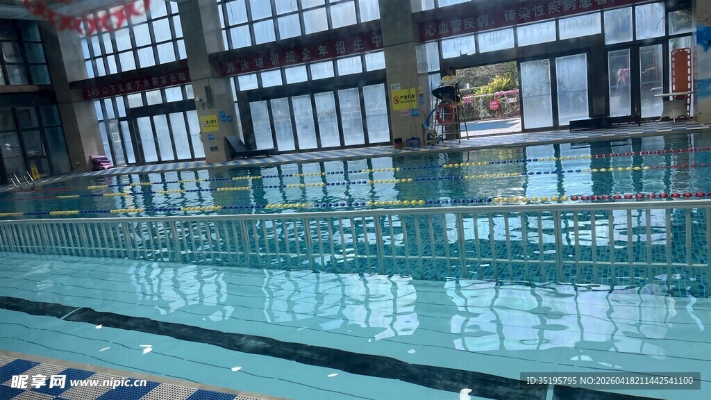 室内清澈泳池景观