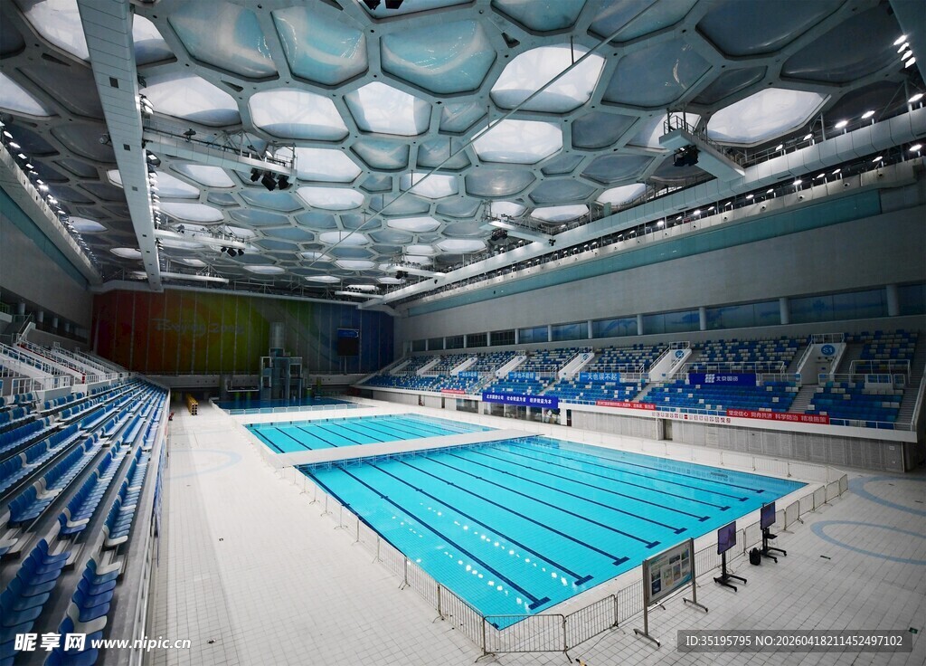 现代化室内游泳馆全景