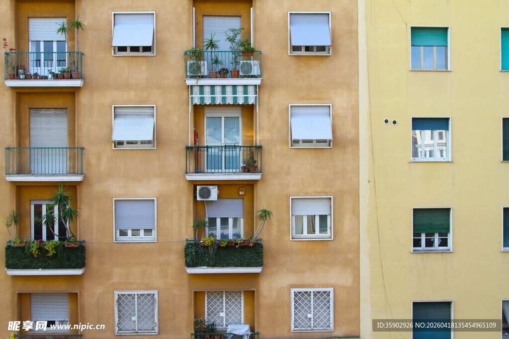 多彩外墙的居民楼建筑