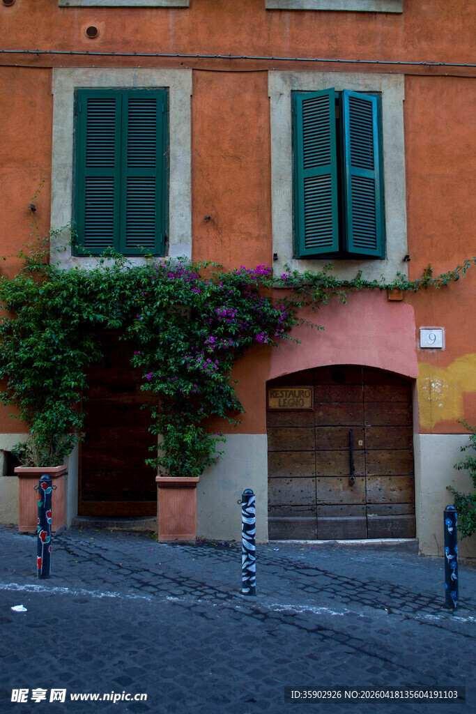 意大利风情的古朴街边小屋
