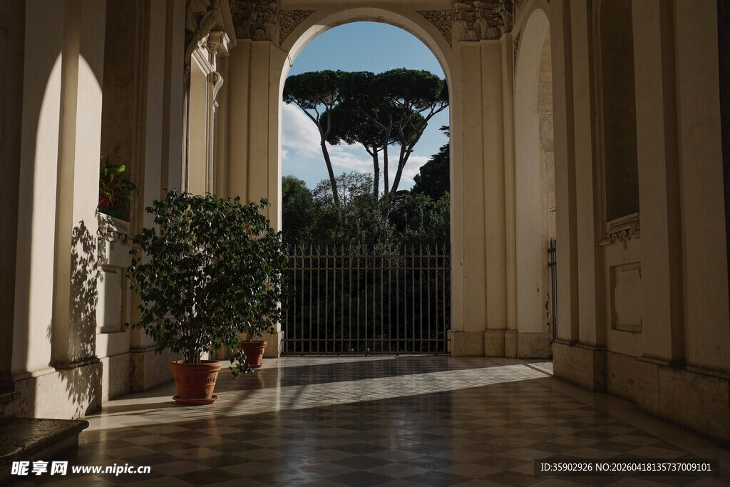 古典拱门内的庭院景致