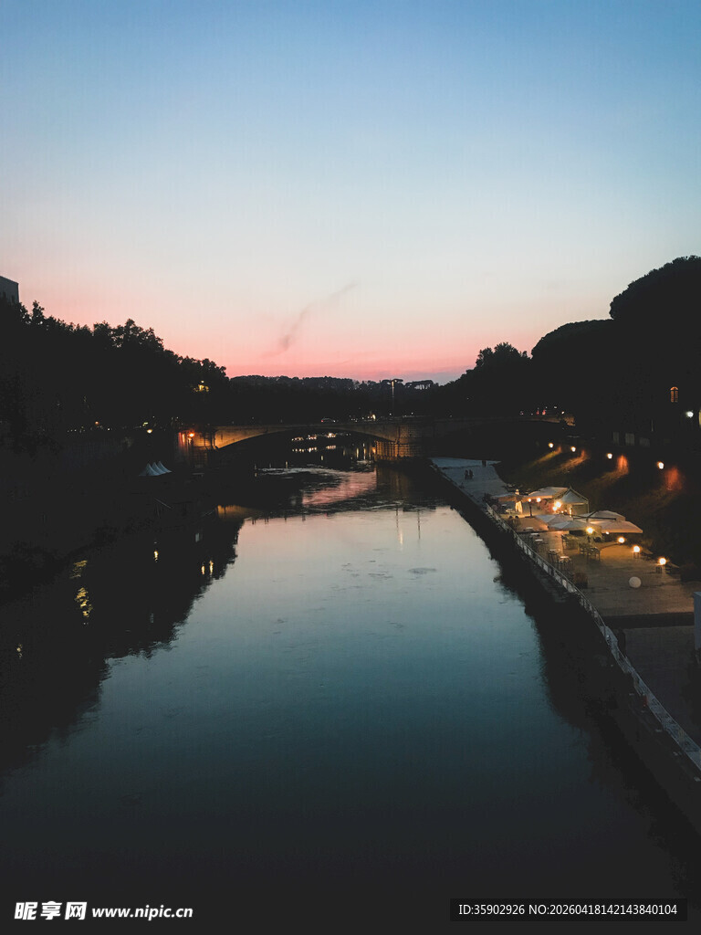 河畔暮色倒影美景