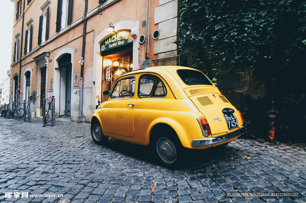复古小黄车停靠古老街巷