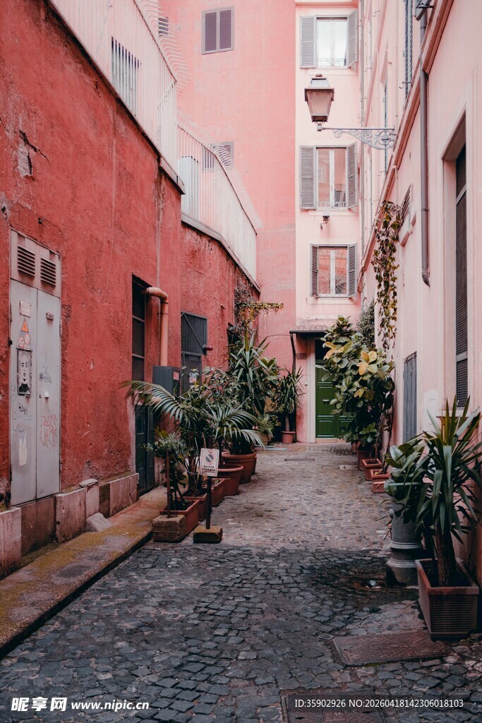 红墙小巷的静谧景致