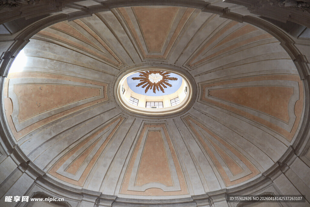 华丽穹顶建筑内部景观