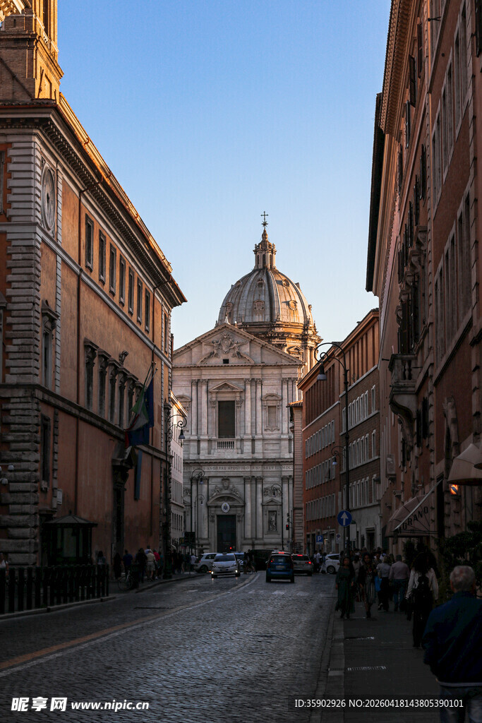 罗马街道上的古典建筑景观
