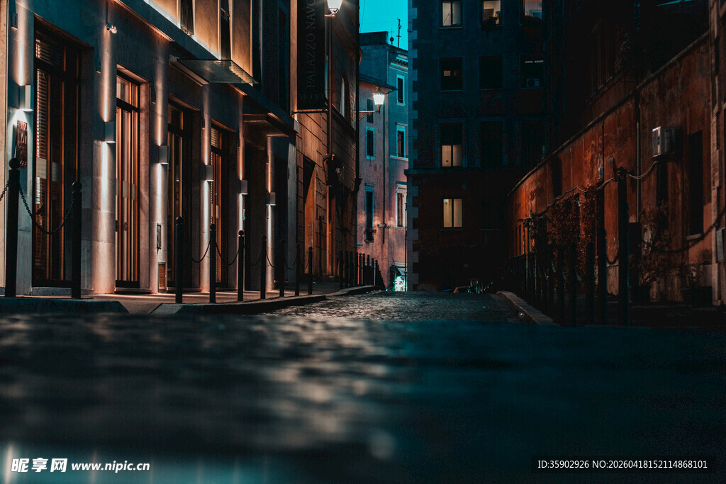 静谧夜晚的古老街道