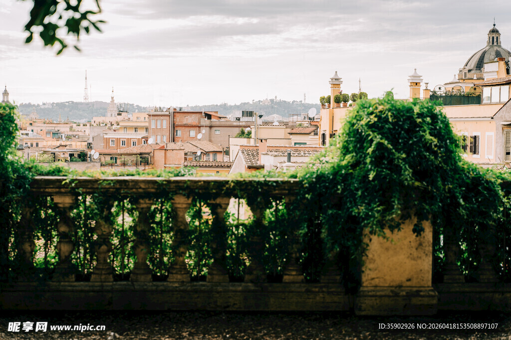 俯瞰城市中的绿植围栏景观