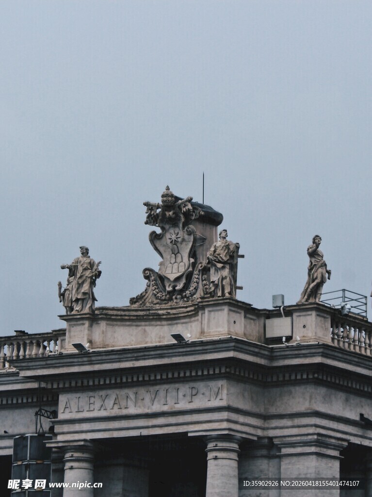 古典建筑顶部雕塑景观