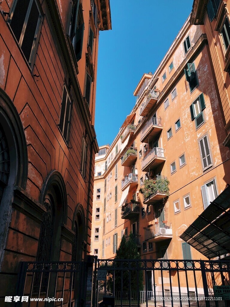 城市狭窄街巷中的建筑景观