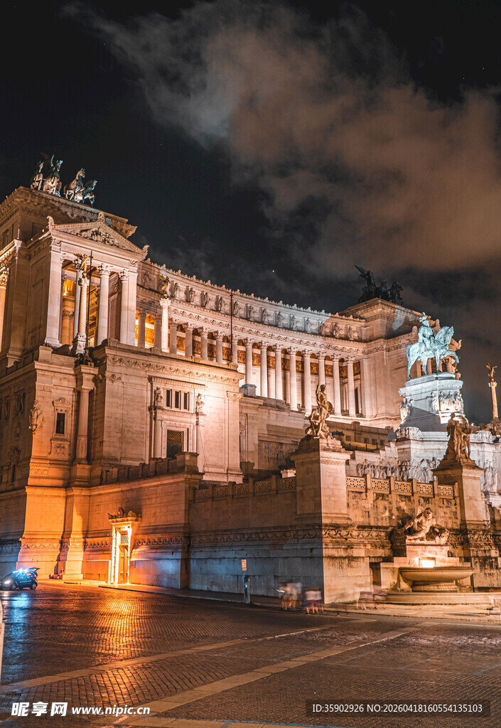 罗马夜晚下的宏伟建筑