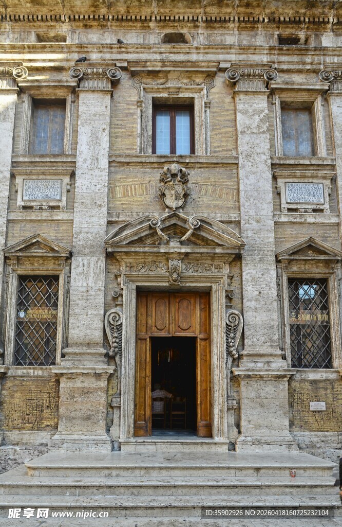 古典风格的宏伟建筑大门