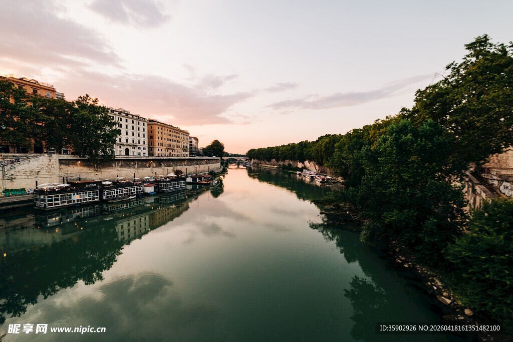 河畔暮色中的宁静水道