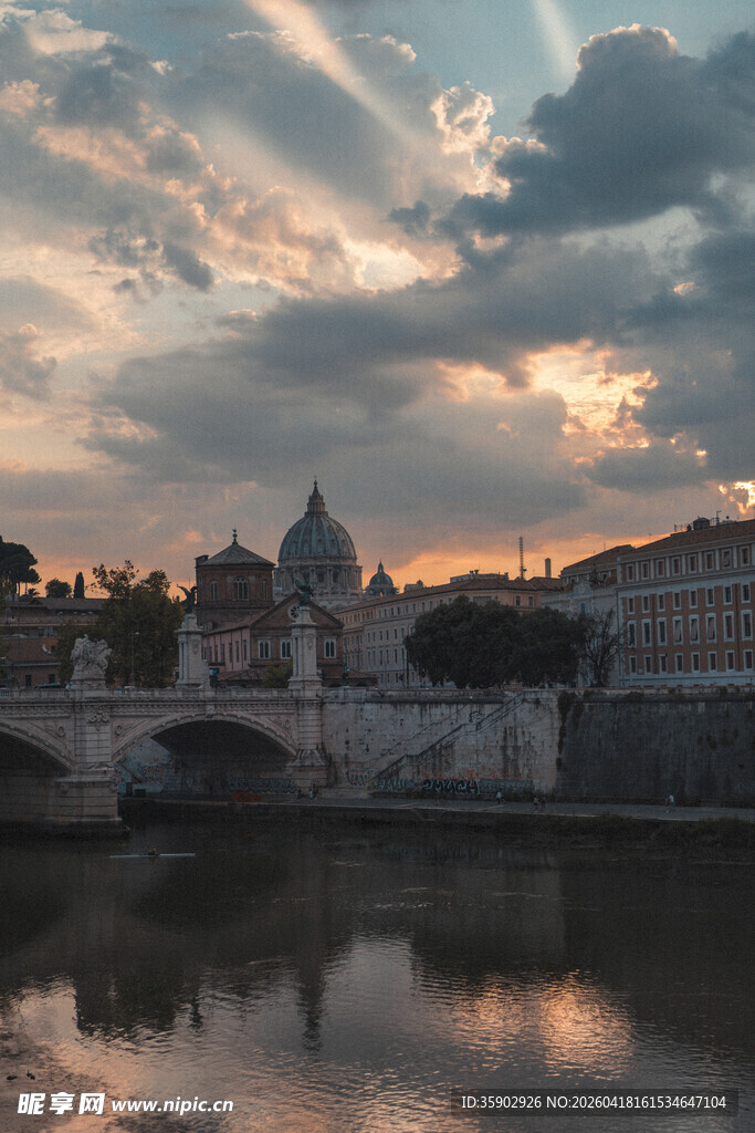 罗马河岸黄昏美景