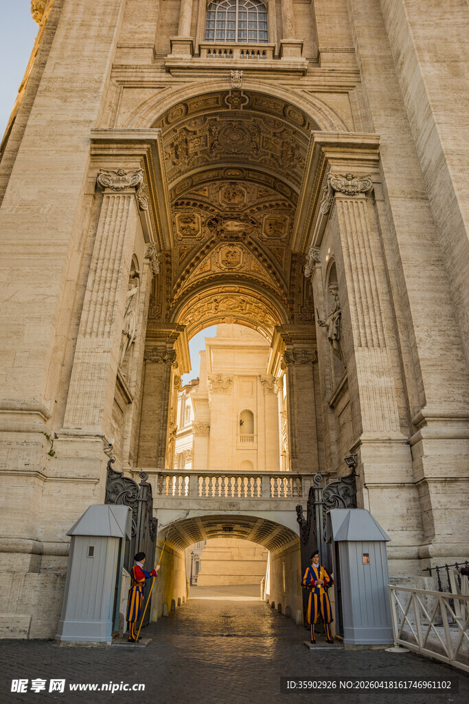 古老建筑拱门入口景观