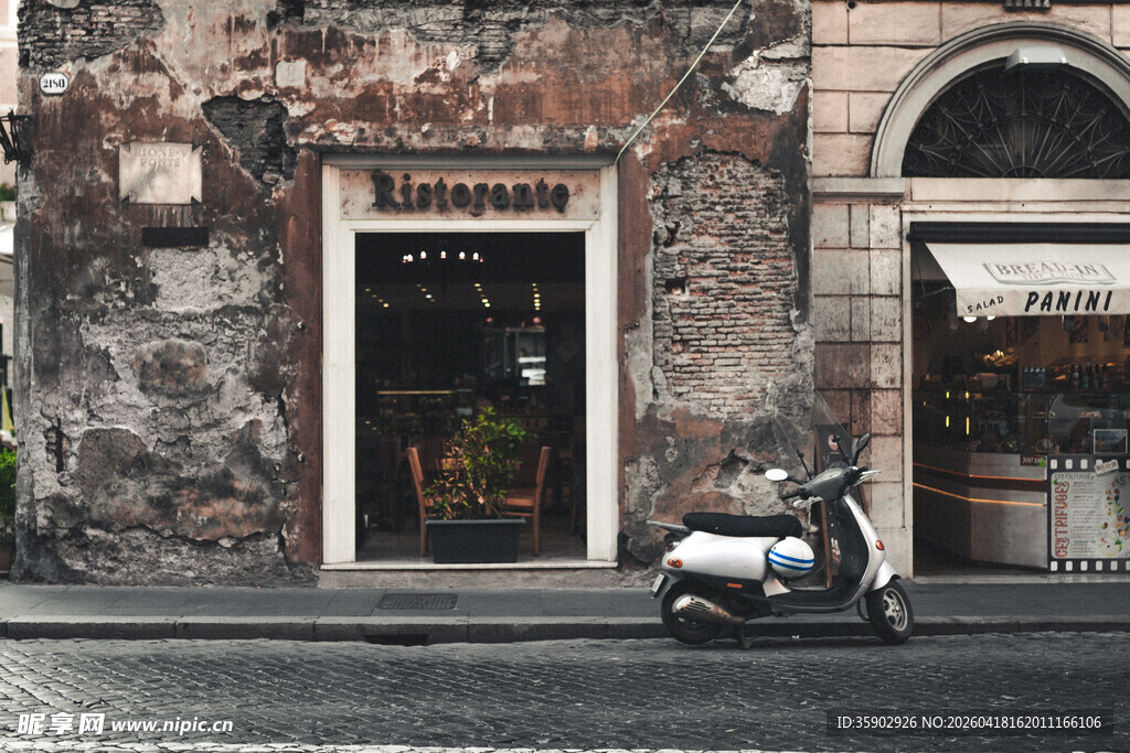 复古街头的摩托车与小店