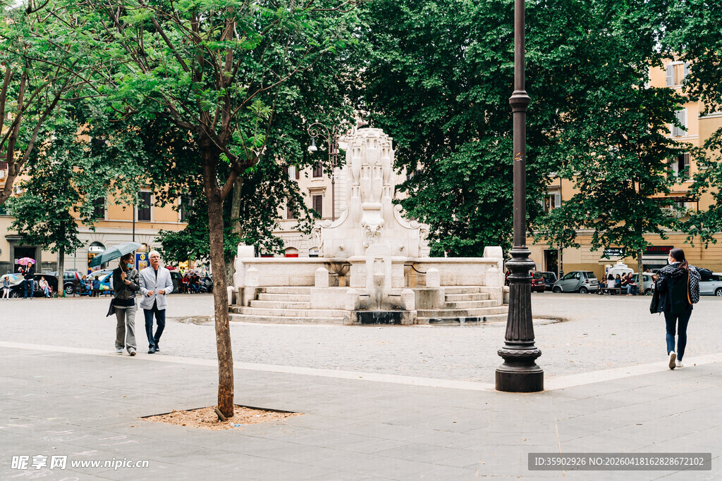 城市广场中的精美喷泉景观