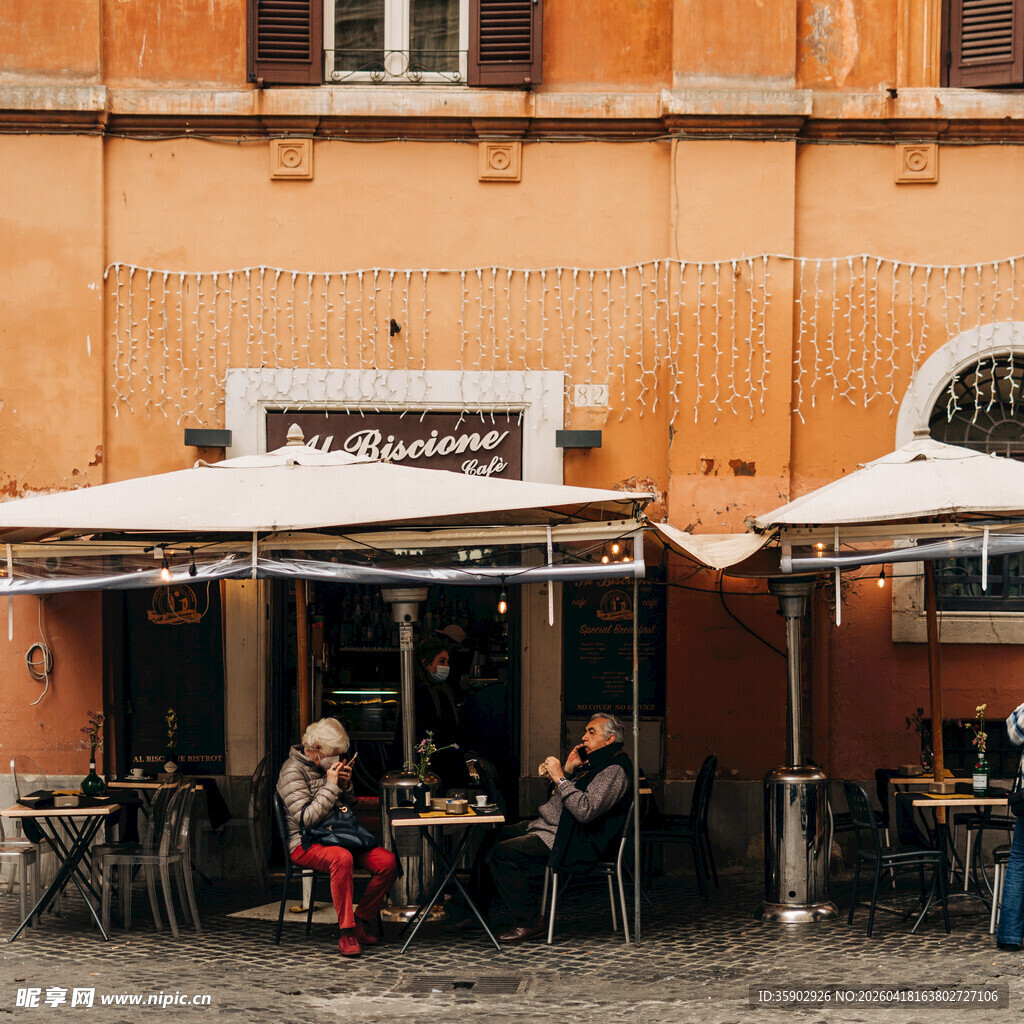 罗马街头露天咖啡馆场景