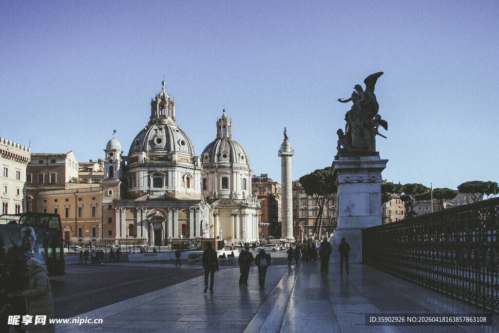 罗马城市景观中的行人与建筑