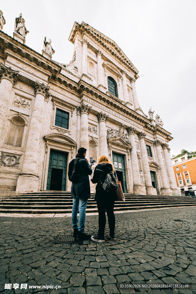 游客驻足古老建筑前