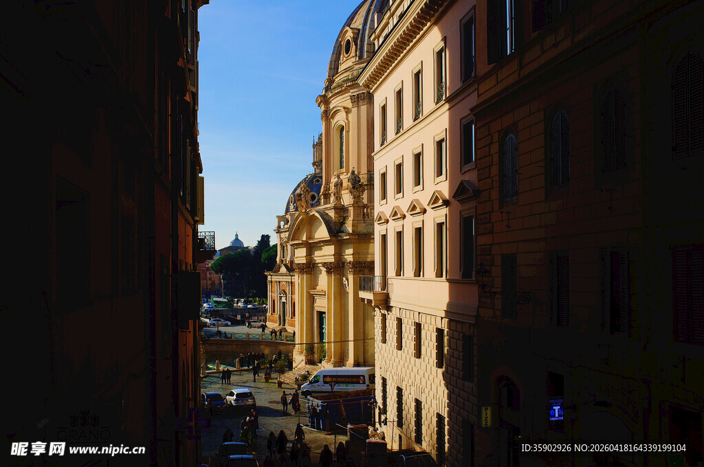 阳光照耀下的城市街道建筑