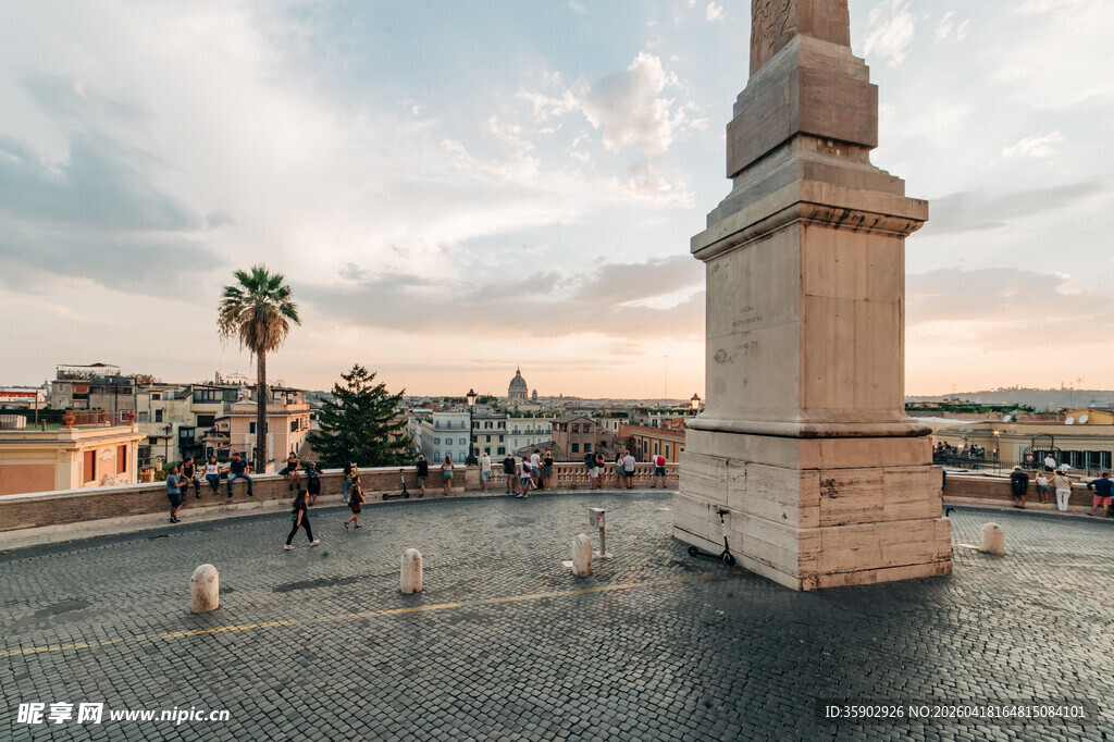 罗马城市中的古老石柱景观