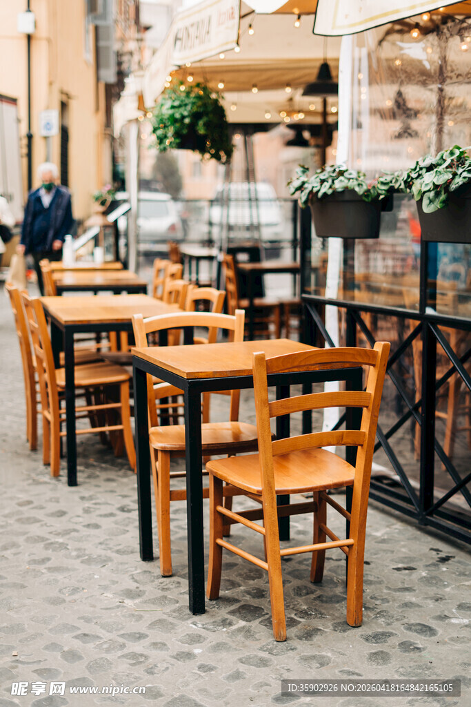 户外木质桌椅咖啡休闲区