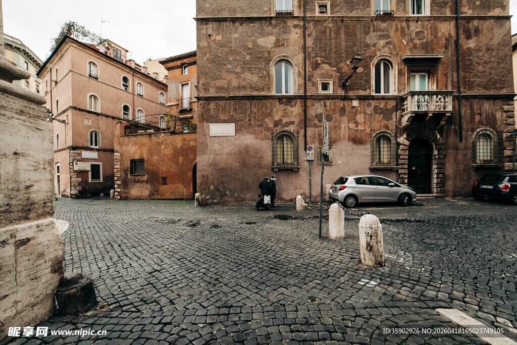 古老街道旁的欧式建筑
