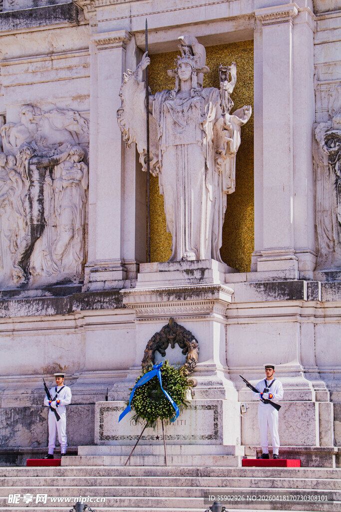宏伟雕像前的庄重场景