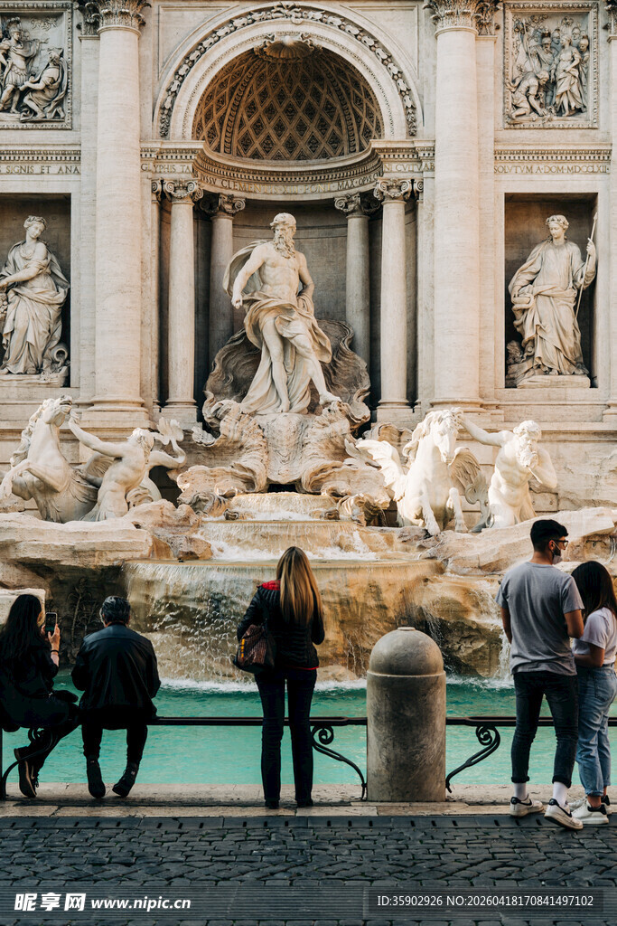 罗马许愿池前的游客身影