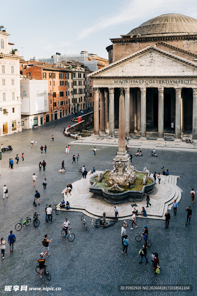 罗马万神殿前的热闹广场