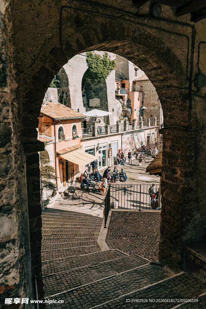 透过拱门看小镇街景