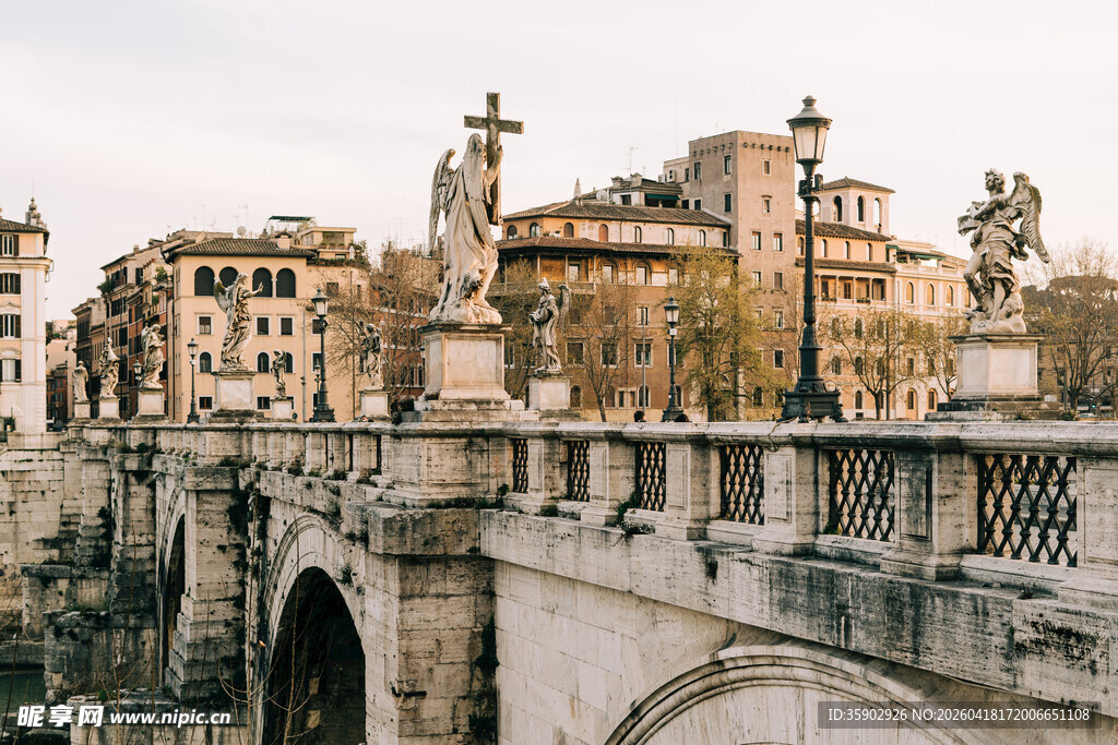 罗马石桥与周边古典建筑