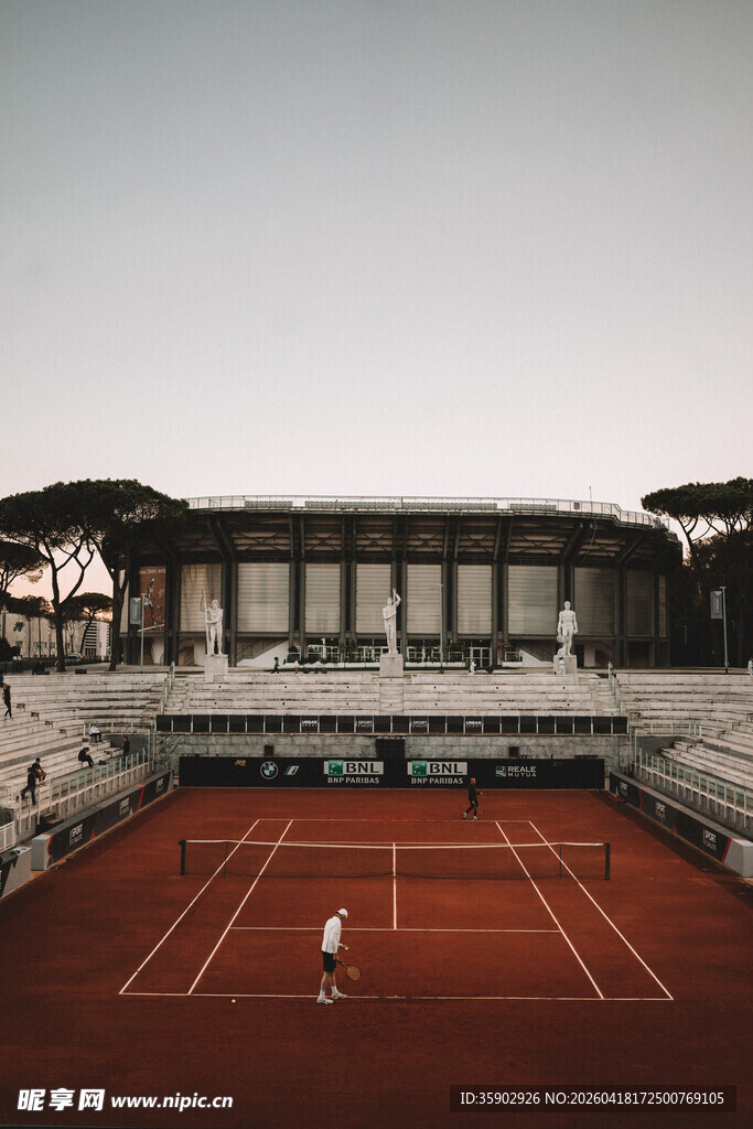 户外红土网球场比赛场景