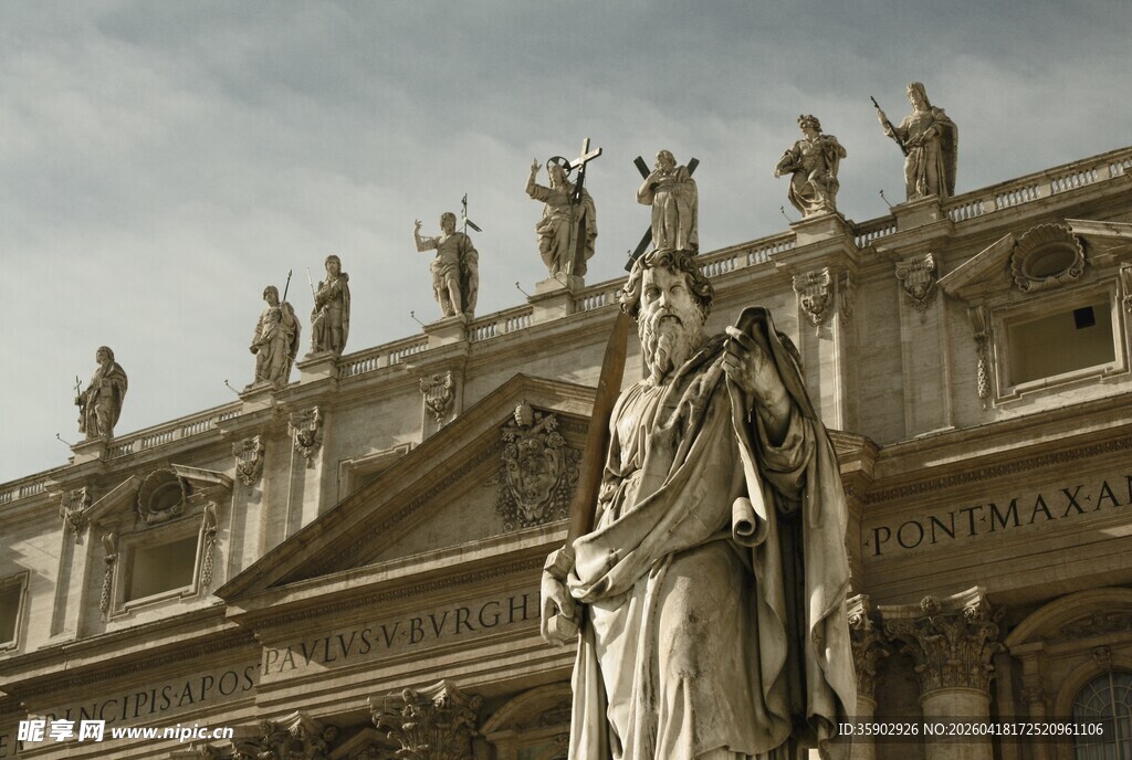 罗马建筑前的精美雕像