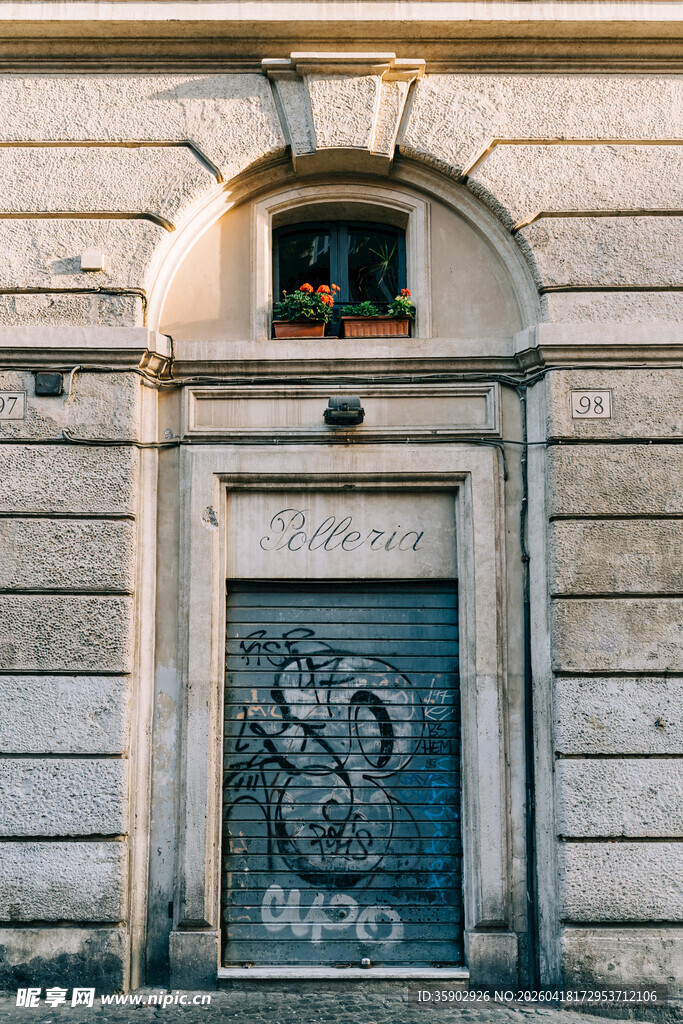 古老建筑的斑驳铁门