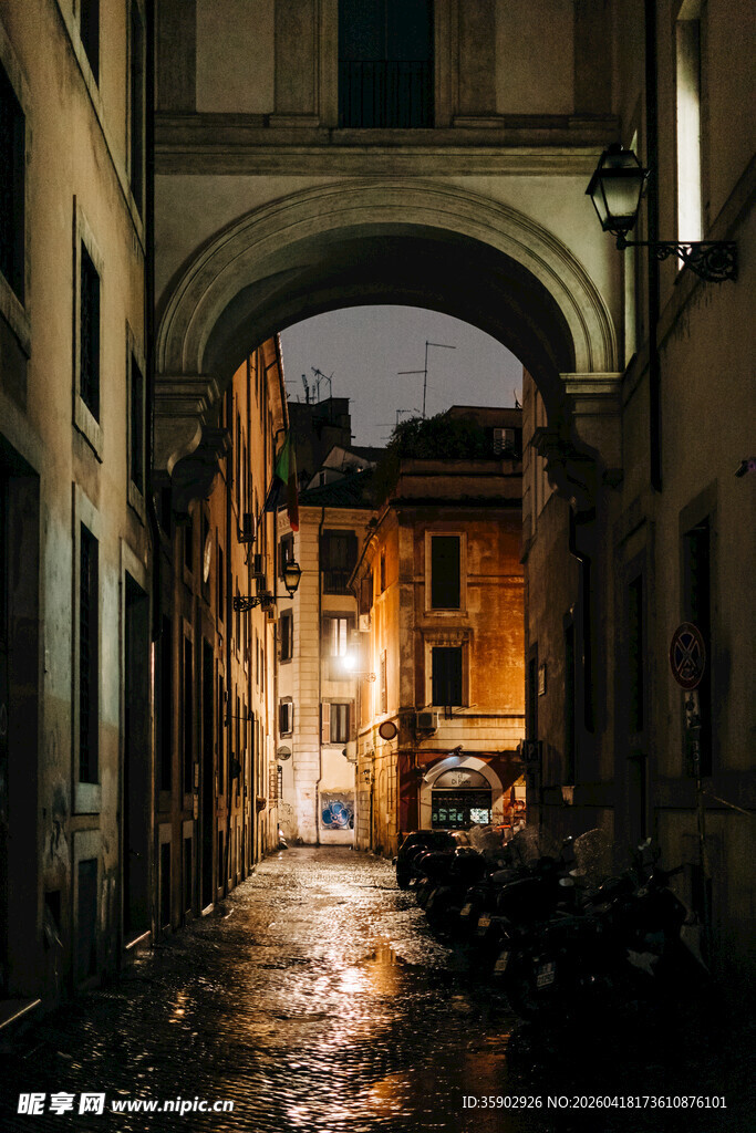 雨夜中的古老街巷